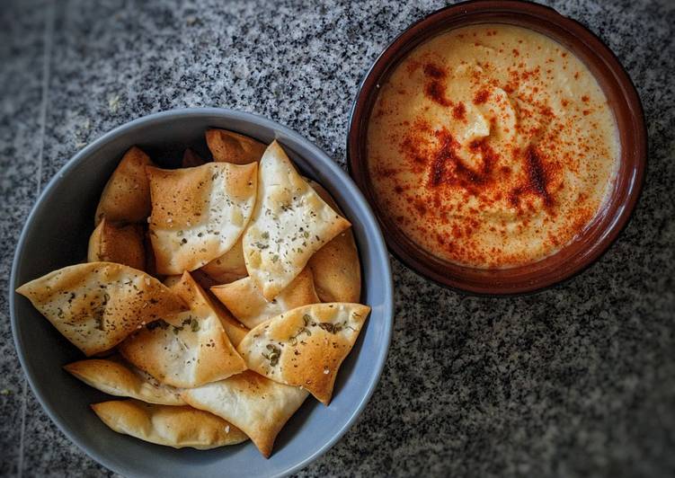 Hummus con pimentón y snack para dippear