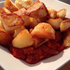 A picture of Patatas Bravas.