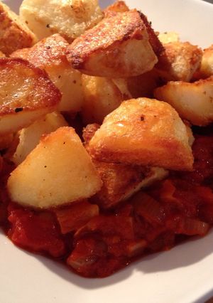 A picture of Patatas Bravas.