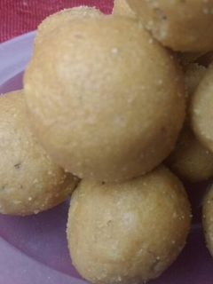 A picture of Besan laddoo.