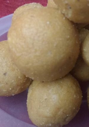A picture of Besan laddoo.