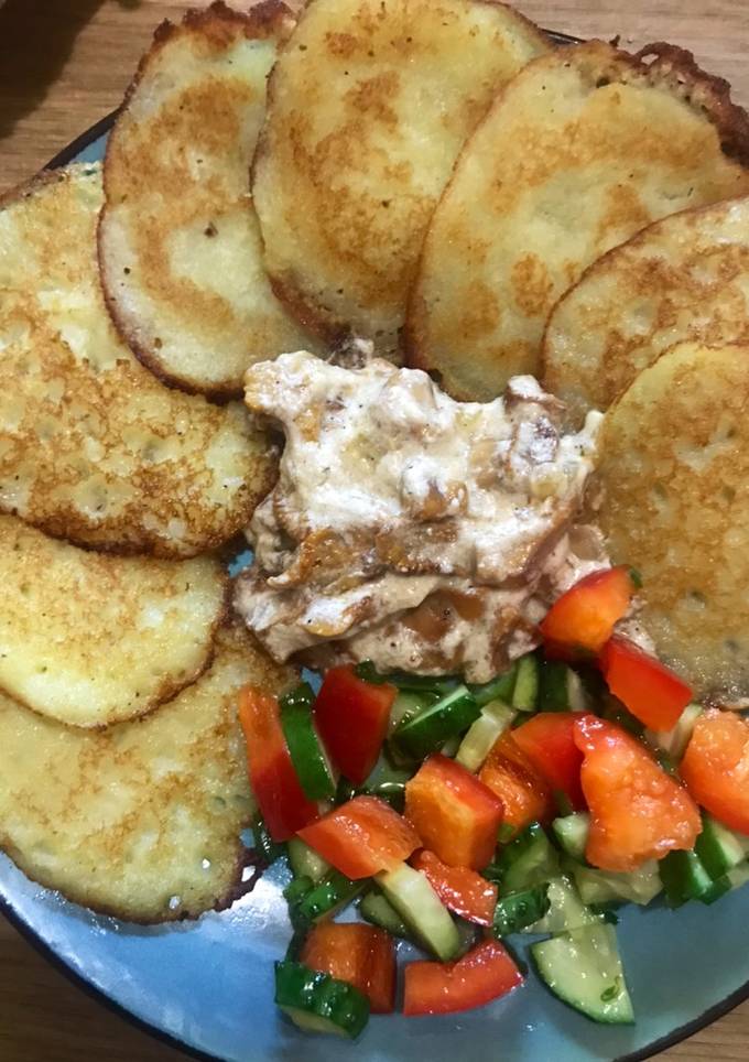 Деруни з грибною мачанкою