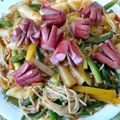 A picture of Roasted beefdog over sauteed spicy rice cake and pasta 牛肠炒辣年糕米粉.