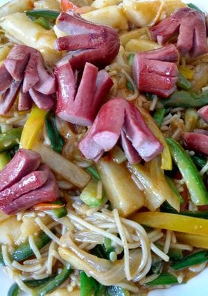 A picture of Roasted beefdog over sauteed spicy rice cake and pasta 牛肠炒辣年糕米粉.