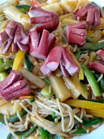 Recipe Roasted beefdog over sauteed spicy rice cake and pasta 牛肠炒辣年糕米粉 the So Delicious Makes you drool