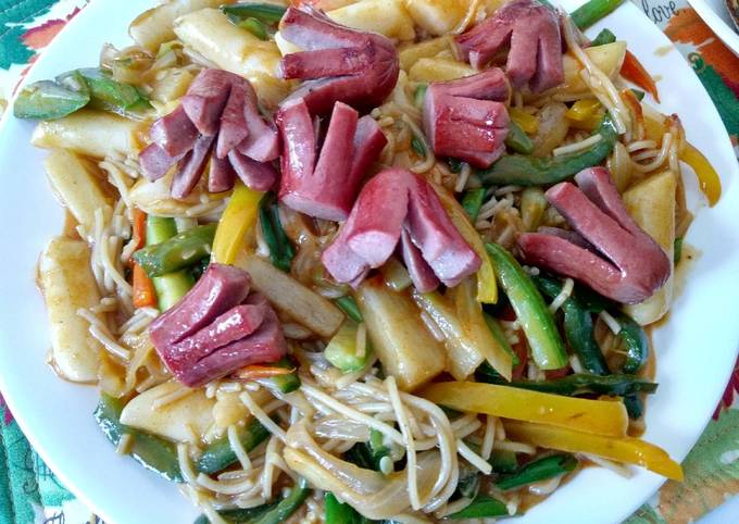 Recipe of Perfect Roasted beefdog over sauteed spicy rice cake and pasta 牛肠炒辣年糕米粉