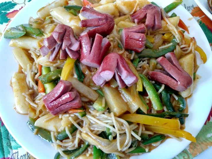 Easy Way Prepare Roasted beefdog over sauteed spicy rice cake and pasta 牛肠炒辣年糕米粉 the Awesome  Tasty