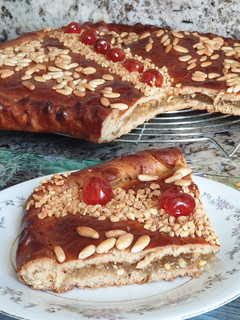 Una foto de Coca rellena de cabello de ángel y almendras (en Thermomix y horno)