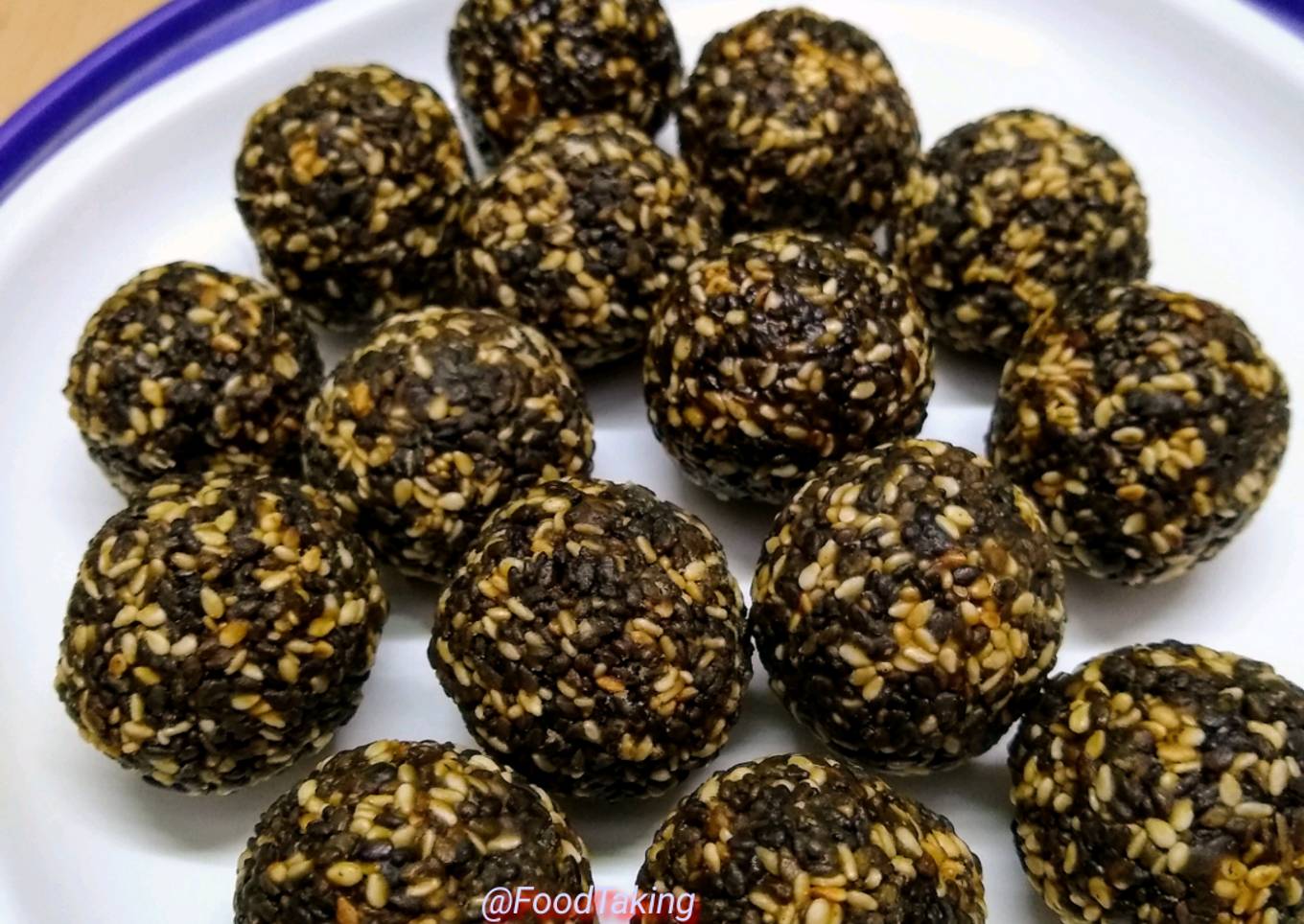 Dates Sesame Ladoos/Khajur Til Ladoos