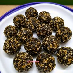 A picture of Dates Sesame Ladoos/Khajur Til Ladoos.