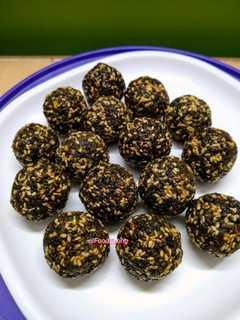 A picture of Dates Sesame Ladoos/Khajur Til Ladoos.