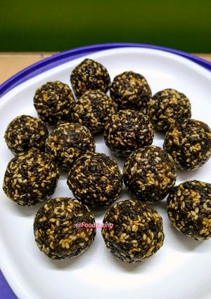 A picture of Dates Sesame Ladoos/Khajur Til Ladoos.