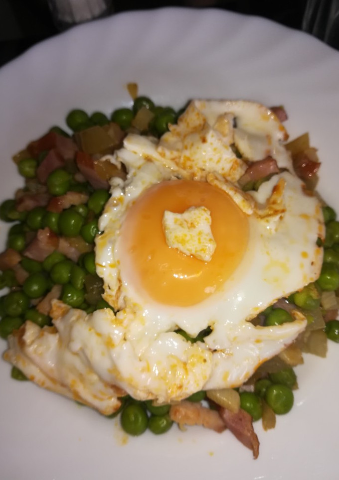 Una foto de Guisantes con bacon y huevo