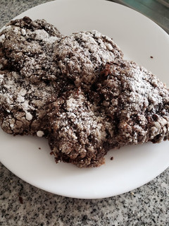 Una foto de Galletas craqueladas veganas de chocolate