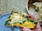 Una foto de pizza con base de espinaca