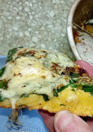 Una foto de Pizza chica de espinacas crudas c/base de maíz