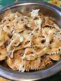 Farfalles bicolores au gorgonzola,basilic et oignon rouge