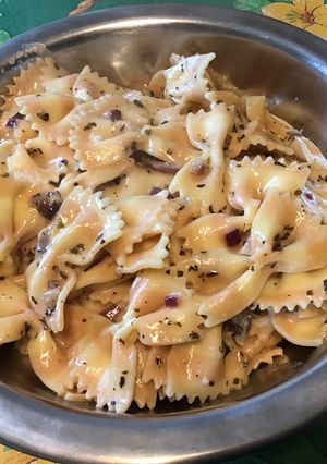Une photo de Farfalles bicolores au gorgonzola,basilic et oignon rouge