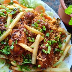 A picture of Iraqi cuisine chicken kepsa rice.