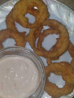 A picture of Crispy Onion Rings with Creamy Sauce.
