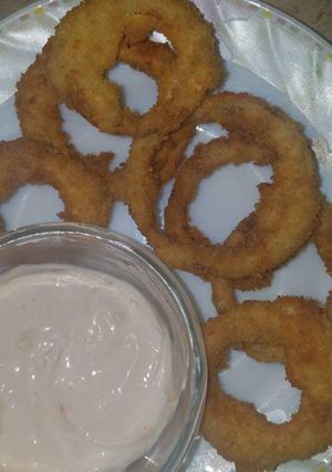 A picture of Crispy Onion Rings with Creamy Sauce.