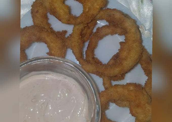 How to Prepare Award-winning Crispy Onion Rings with Creamy Sauce