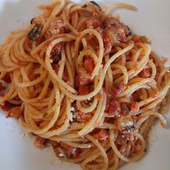 A picture of Spaghetti with aubergine and pancetta.
