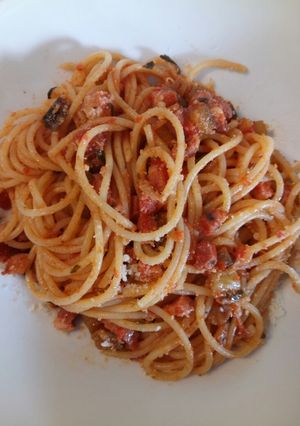 A picture of Spaghetti with aubergine and pancetta.