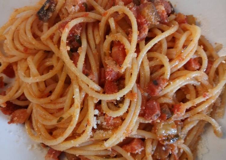 Spaghetti with aubergine and pancetta