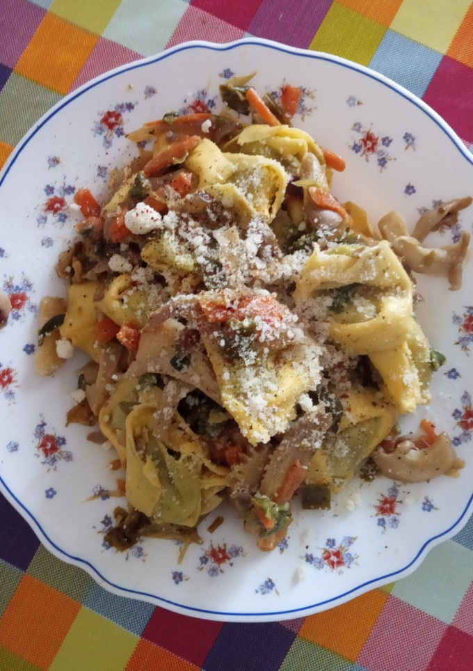 Una foto de Pasta de albahaca con alegría
