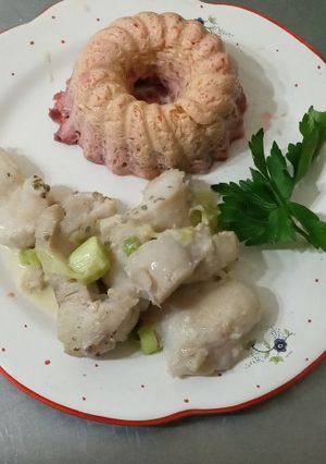 Una foto de Pez ángel con salsa de puerros y flan de remolachas