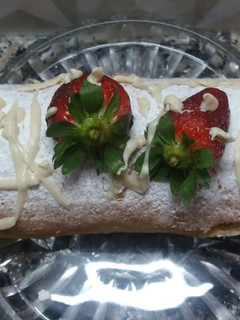 Una foto de Pionono con dulce de leche y frutillas