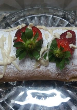 Una foto de Pionono con dulce de leche y frutillas