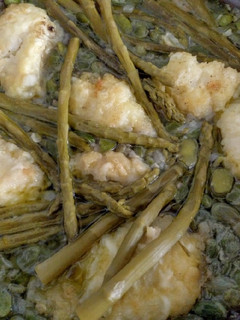 Una foto de Bacalao con habas y espárragos