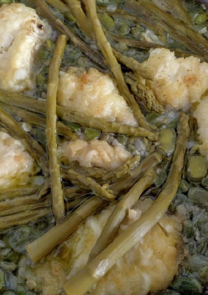 Una foto de Bacalao con habas y espárragos