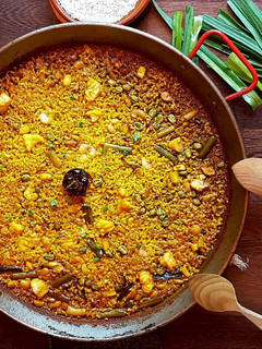 Una foto de Paella de rape, puntilla y ajos tiernos