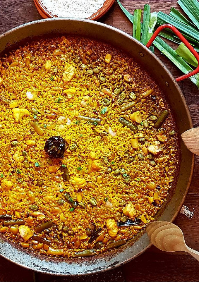 Una foto de Paella de rape, puntilla y ajos tiernos