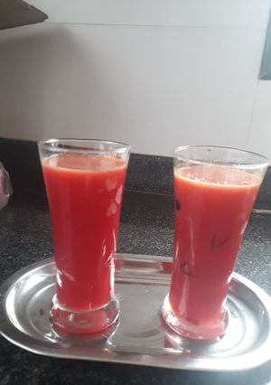A picture of Pomegranate and oranges juice.
