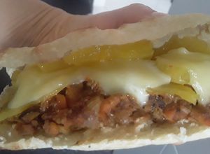 Una foto de Pan de Pita relleno con "carne de coliflor" piña dulce y queso!!! 🍘🍍🧀🍘