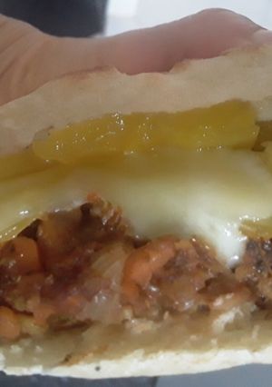 Una foto de Pan de Pita relleno con "carne de coliflor" piña dulce y queso!!! 🍘🍍🧀🍘