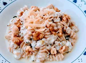 Una foto de Salsa proteica de ricota con nuez y verdeo 🍝 Fideos secos y salsa altos en proteínas 💪🏼+ 44 gramos 🍽️