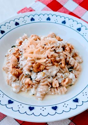 Una foto de Salsa proteica de ricota con nuez y verdeo 🍝 Fideos secos y salsa altos en proteínas 💪🏼+ 44 gramos 🍽️