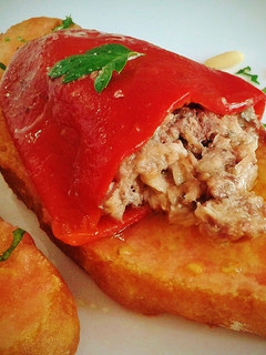 Una foto de Tostas de piquillo rellenas de sardinas con tomate