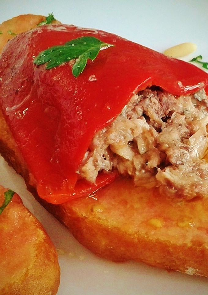 Una foto de Tostas de piquillo rellenas de sardinas con tomate