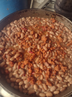 Una foto de Frijoles de la olla con longaniza o chorizo (mmm riquísimos 😍😍)