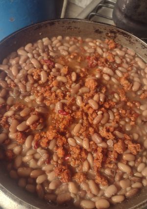 Una foto de Frijoles de la olla con longaniza o chorizo (mmm riquísimos 😍😍)