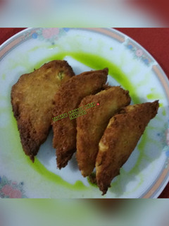 A picture of Cabbage&paneer triangles.