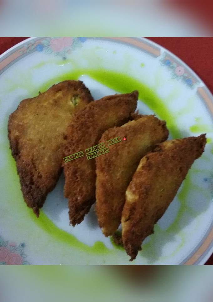 A picture of Cabbage&paneer triangles.
