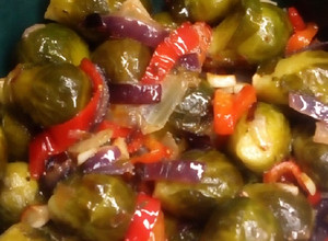 Una foto de Repollitos de Bruselas, salteados con vegetales 🥗💪🥗💪🥗