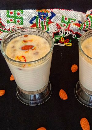 બદામ શેક (Badam Shake Recipe In Gujarati) રેસીપી મુખ્ય ફોટો